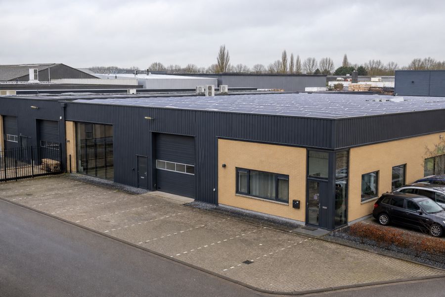 Bedrijfspand met zonnepanelen op het dak.