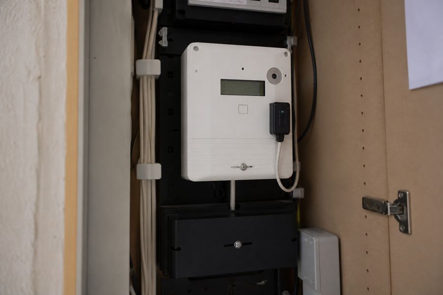 Klein uitleesapparaat bij de slimme meter in een meterkast.