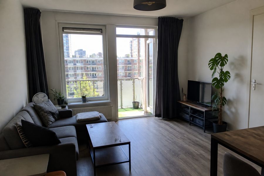 Woonkamer in een Nederlands appartement: vaak geen eigen dak of muurinstallatie zonder toestemming.
